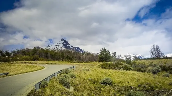 A road through the Patagonian landscape near El Calafate